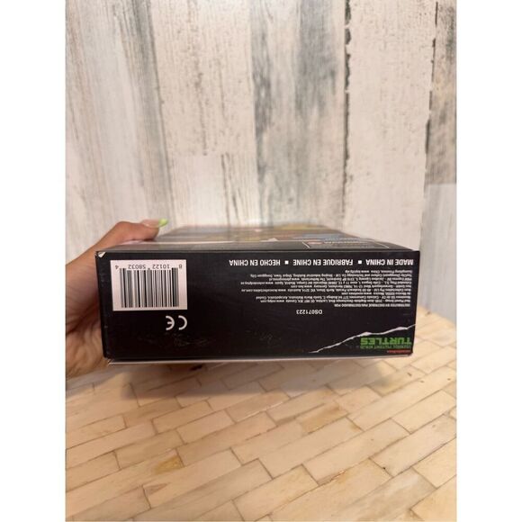 TEENAGE MUTANT NINJA TURTLES LEONARDO COMIC BOOK + ACTION FIGURE - Picture 5 of 6